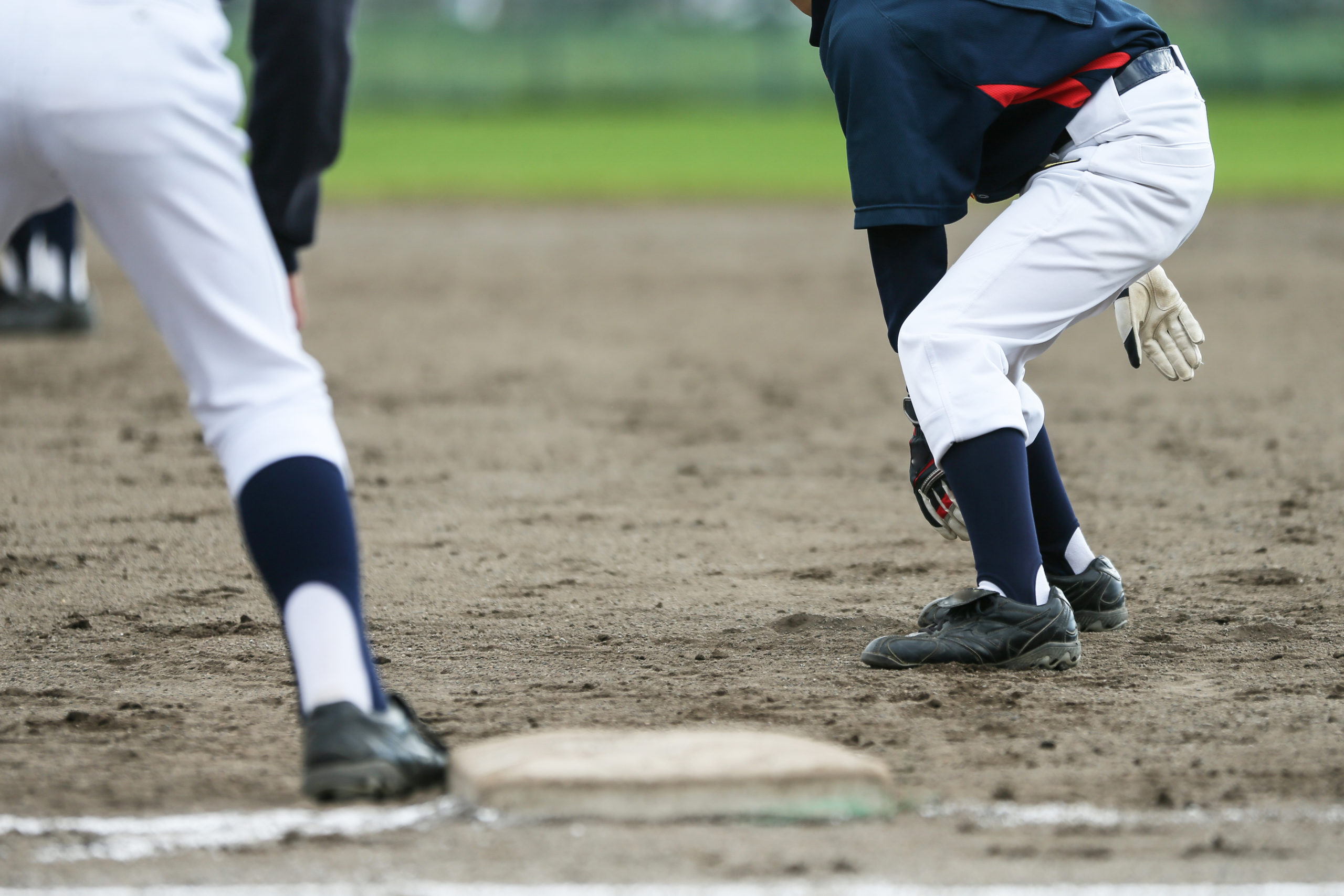 Baseball player leading off